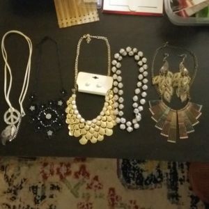 Lot Sale of Fashion Jewelry